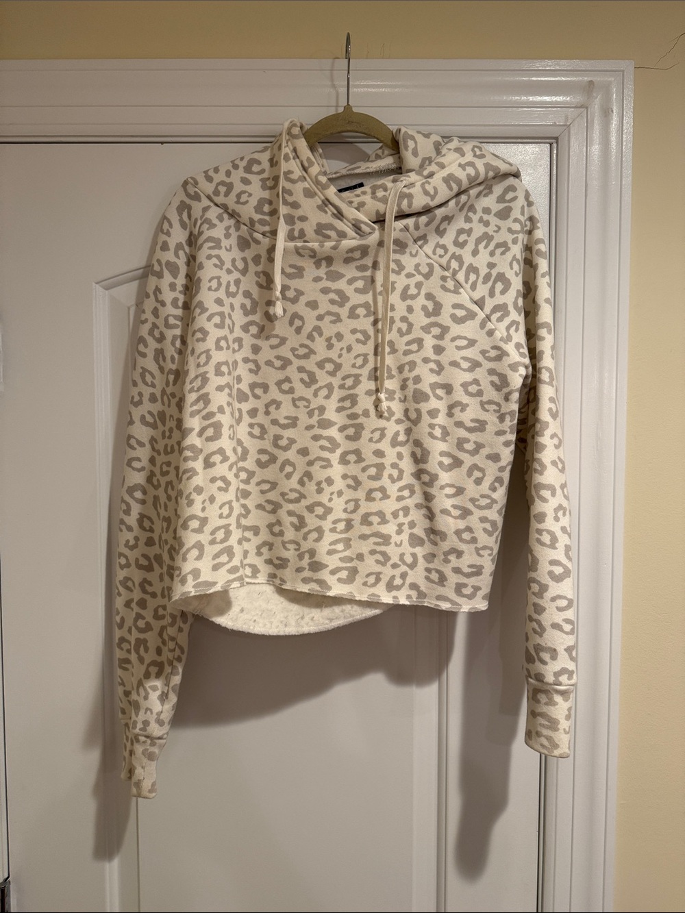 Abercrombie & Fitch Womens L Leopard Print Cropped Hoodie Soft A&F Raw Hem